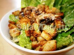 Cezar salata sa piletinom i pečurkama