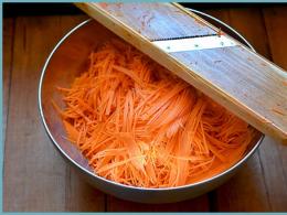 Come cucinare le carote in coreano e, se avanzano, prepararle per l'inverno