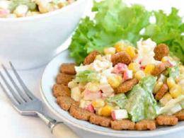 Ensalada con palitos de cangrejo y picatostes Ensalada de palitos de cangrejo y picatostes