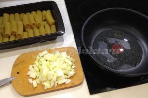 Cannelloni med köttfärs i tomatsås Förbered cannelloni i tomatsås