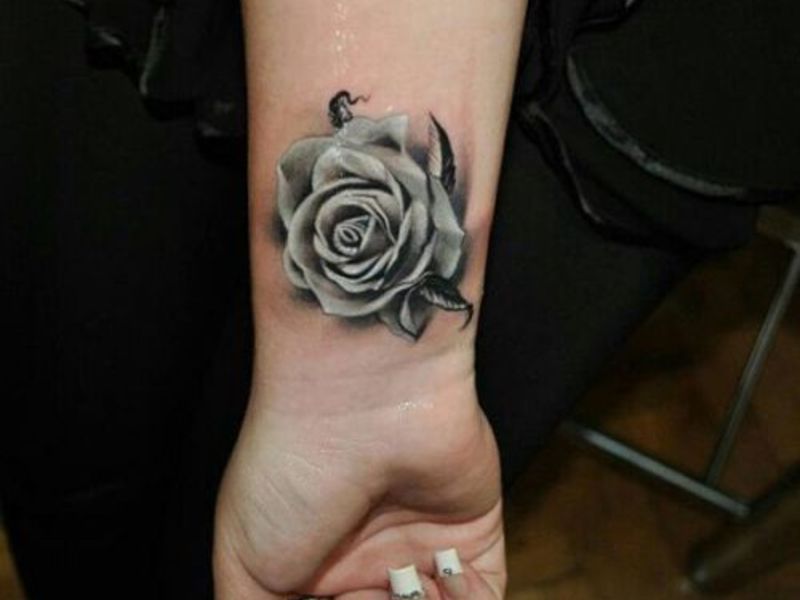 Роза тату на кисти женские черно-белые